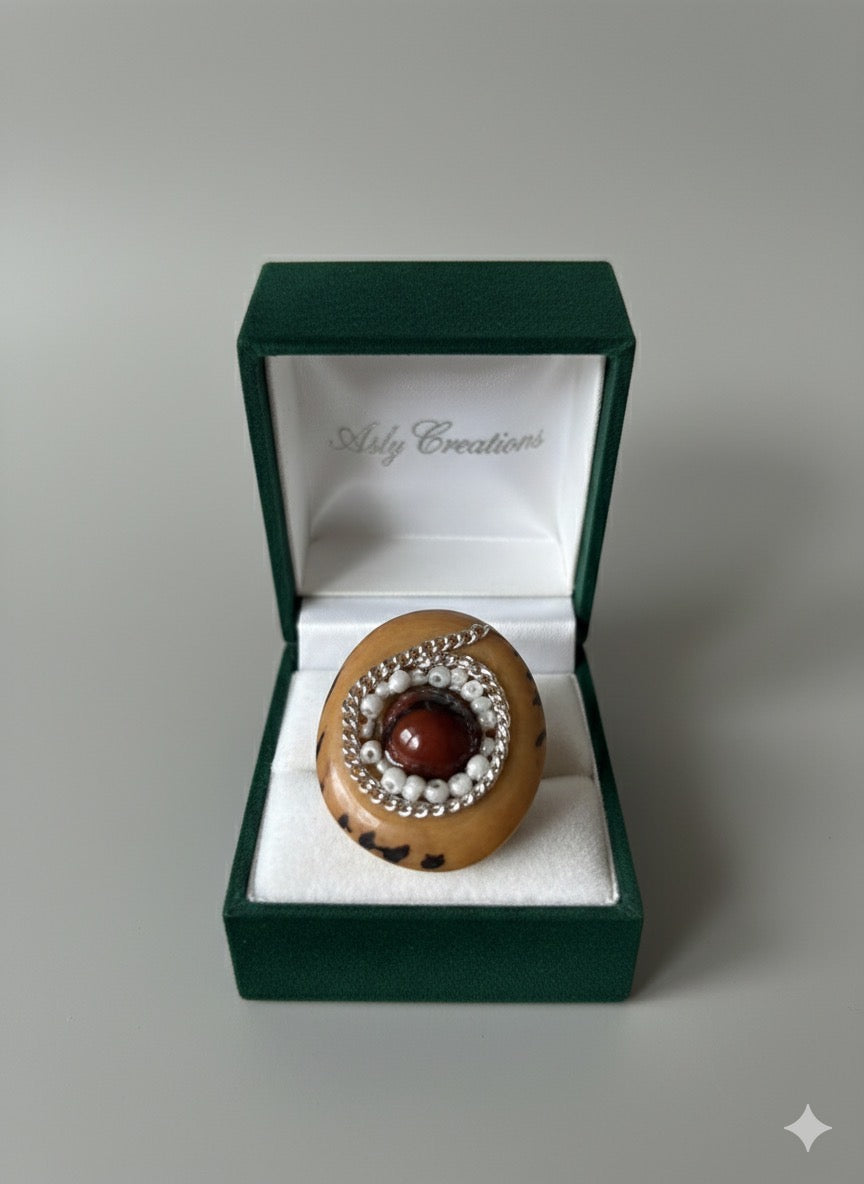 Bague "œil de la forêt " Ivoire Végétal & Perles Nacre